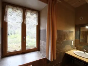 Riverfront Retreat with Spacious Rooms & Terrace - Ideal for Families and Adventurers - Image 5