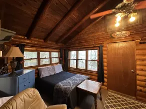 Peaceful Vintage 1920's Lakefront Red Log Cabin - Image 5