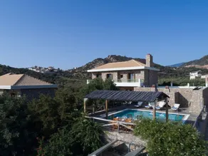 Beautiful 3-Bed  Sea Front Villa in Agios Nikolaos - Image 4