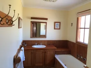 Mansfield House - Country Holiday Accommodation, Sleeps 10, up to 15 - Image 2