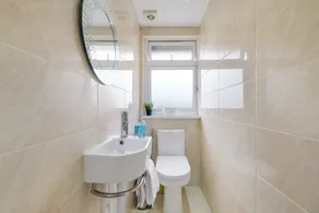 Elegant 5 Bed Home with Garden & Parking - Slough - Image 5