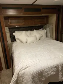 RV in foothills located near stores. Smoking area with fire pit provided. - Image 4