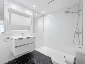 Space with 5 bedrooms, 3 terraces and 150m beach - Image 2