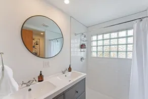 Light & Bright  4 Bed  Hot Tub  Patio  Private Parking and Yard Near OSU - Image 4