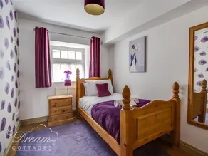UPSIDEDOWN HOUSE, pet friendly, with a garden in Brewers Quay Harbour - Image 4