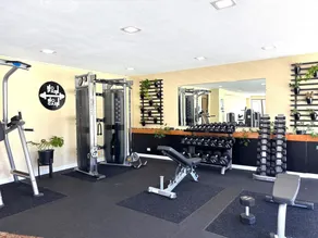 Royal Kuhio 1604 - Spacious Studio w/ Mountain City Views in Heart of Waikiki - Image 2