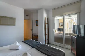 Serene Apartment by the Beach - Image 5