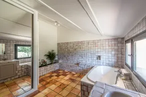 Jordbruksfastighet med pool 15 m lång, vid foten av Lubéron - Image 2