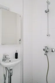 Cozy Studio Apt with Perfect Location - Image 2