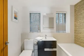 Exceptional four-storey townhouse with stunning sea views - Image 4