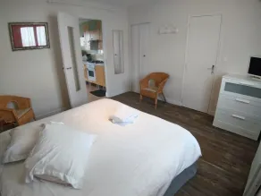 cómodo apartamento amueblado en una casa unifamiliar con jardín - Image 4