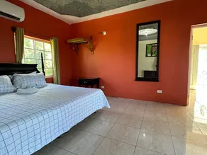 3 sängar + AC + TV + varmt vatten + gratis frukost + kök + balkong + privat badrum + wifi - Image 3