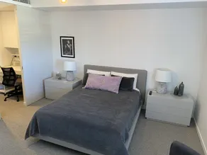 Skyline Camperdown Views: Renovated 2B/2B with Pools, Fitness & Free Parking - Image 4