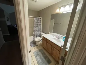 Relax in a 3 bedroom 2 bath comfortable house - Image 4