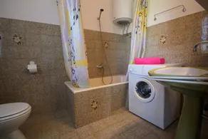 4 persons, quiet area, garden, private parking - Image 3