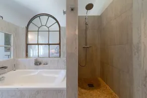 Mas de CHARME 400m2 classé 4 étoiles 6 chambres climatisées PISCINE chauffée - Image 3