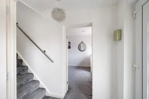 Elegant 5 Bed Home with Garden & Parking - Slough - Image 3