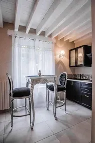 Luxuriöses Ferienhaus für einen romantischen Aufenthalt mit Zugang zum Pool - Image 5