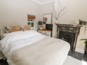 YEW TREE COTTAGE, romantic, with open fire in South Cave - Image 5