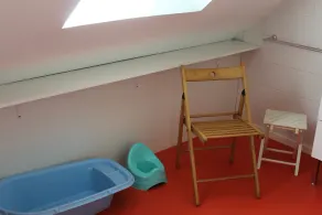 Lyst sommerhus med terrasse og have ideel til at besøge regionen - Image 3