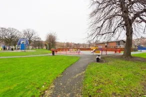 CENTRAL LOCATION 2 BED APT  Fast WIFI & TV&KITCHEN - Image 2