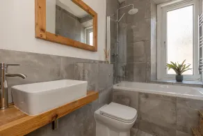 Pass the Keys Stunning 3 Bed Loft Style Apt with Free Parking - Image 3