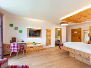 Stone pine suite, shower and bath, toilet, half board, short - Hotel Lindenhof - Image 4