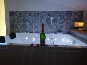 Nuit Romantique, Spa, Champagne, Cinéma, Flipper - Escapade Veyloise - Image 4
