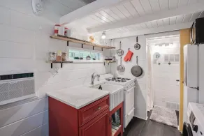 ❤️Tiny house THOW in woods -odorless compost toilet NEW-hot tub - Image 5