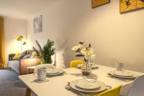 Modern city centre Apartment + free parking - Image 5