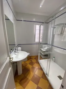 Charming, Luminous & Quiet, Top floor, Big Terrace, WIFI, Centric. - Image 5