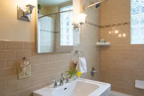 Roscoe Village- Only steps to cute shops & dining! Sleeps 4-6 - Image 2