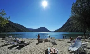 Lejlighed med udsigt over søen og swimmingpool - Image 3