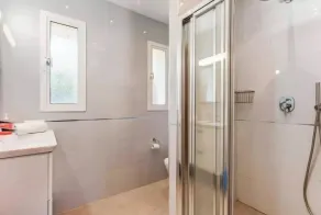 Beautiful Villa set in a quiet cul-de-sac close to all amenities - Image 4