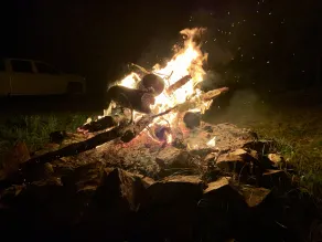 Abgelegene und rustikale Inselkabine auf der kühnen und felsigen Penobscot-Bucht-Küste ... - Image 3