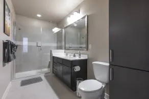 Luxury Med Center Fully Equipped King Sized Bed Condos - Image 4