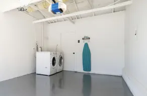 Entire mid-century modern 1/1 house with garage - Image 3