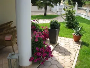 Exclusive villa with pool, guest rooms with rich breakfast buffet - Image 3