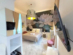 NEWLY RENOVATED CHIC & GLAMOR LARGE STUDIO - Image 3