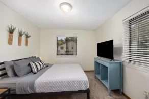 Spacious double unit near shops - Image 4