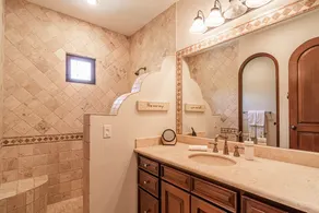 Gorgeous Views, 2 Masters, 3 more En Suites - Image 2