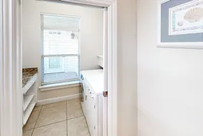 Sunny Beach to Bay Condo W/ Shared Pool, Free WiFi, Washer/Dryer, Garage Parking - Image 2