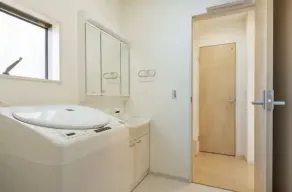 Quiet new house with free parking - Image 4