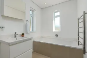 Tranquil 2 Bed House with Table Mountain Views - Image 2