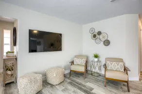 Modern, Fully Renovated 4 Bedroom House - Image 2