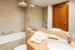 1107 Luxurious apartment with balcony and sea view. - Image 2