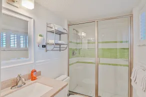 Modern oceanfront condo with two pools & private washer/dryer - Image 4