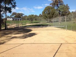 30 acres, canchas de tenis, hoyos para nadar, fogata, pesca, caminatas y familia - Image 3
