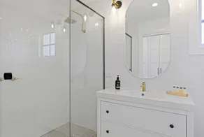 Spa jacuzzi, modern, stylish, separate games room, backyard, fully fenced - Image 4