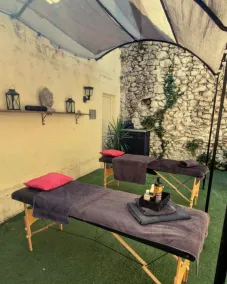 Appartement Love room avec jacuzzi et hammam privatisé Lieu insolite en amoureux Spa détente assurée avec de doux massages en options sur demande - Image 4